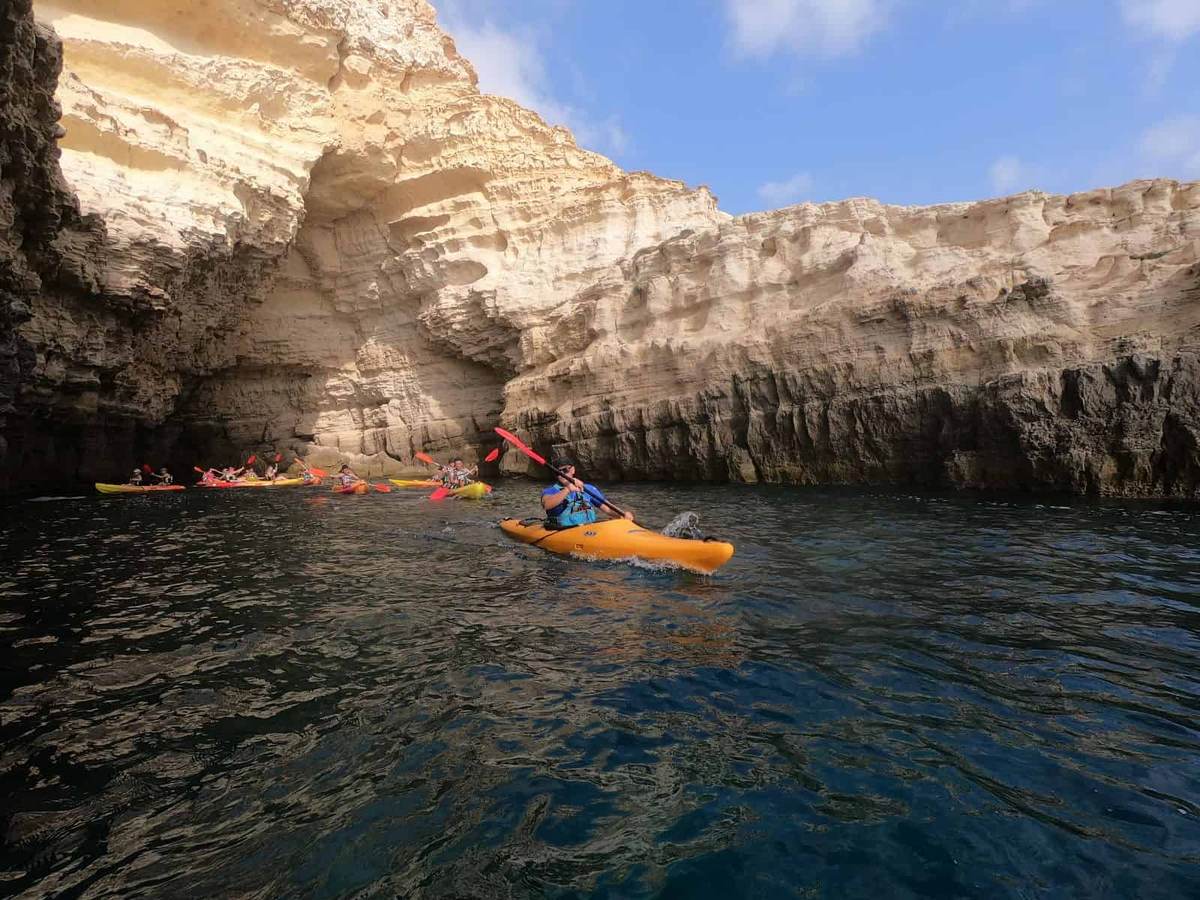 Grupo de kayaks bajo los acantilados de Cabo de Gata