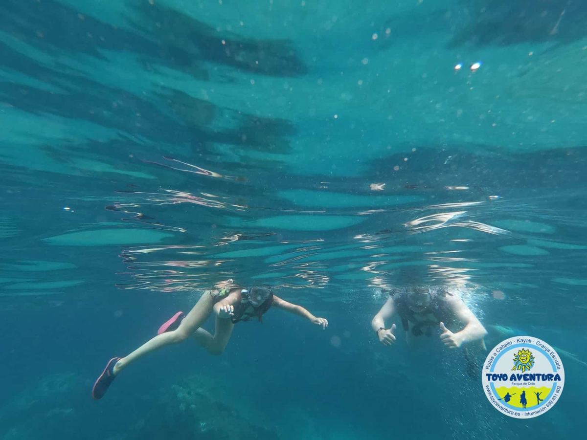 Dos personas haciendo snorkel bajo el agua turquesa de Cabo de Gata