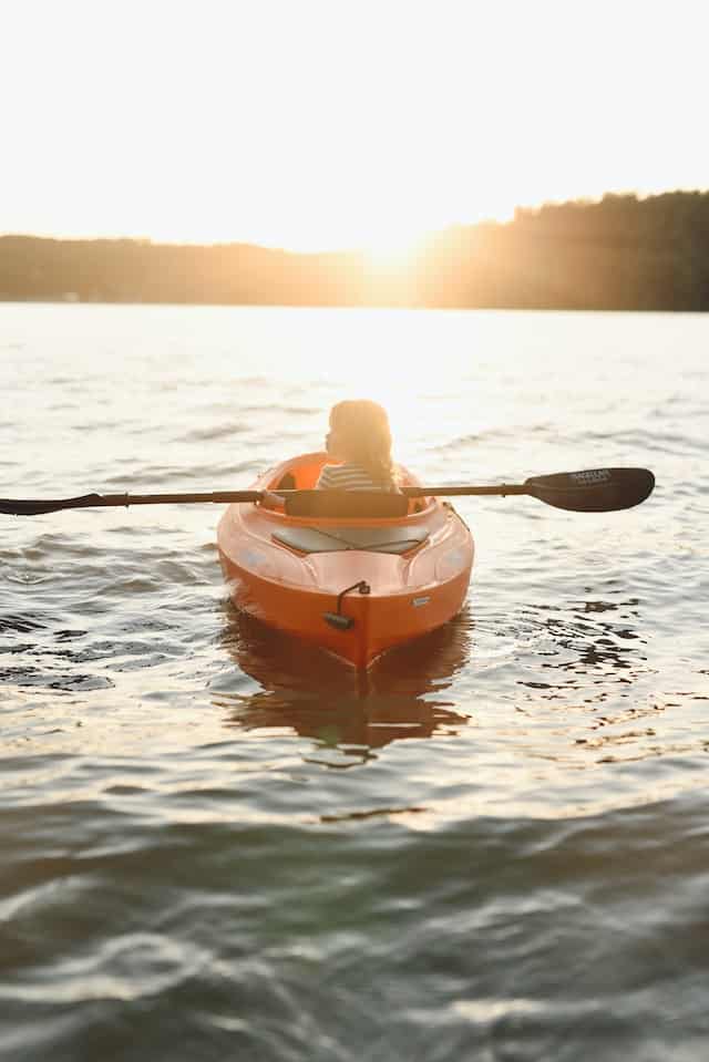 niños en kayak