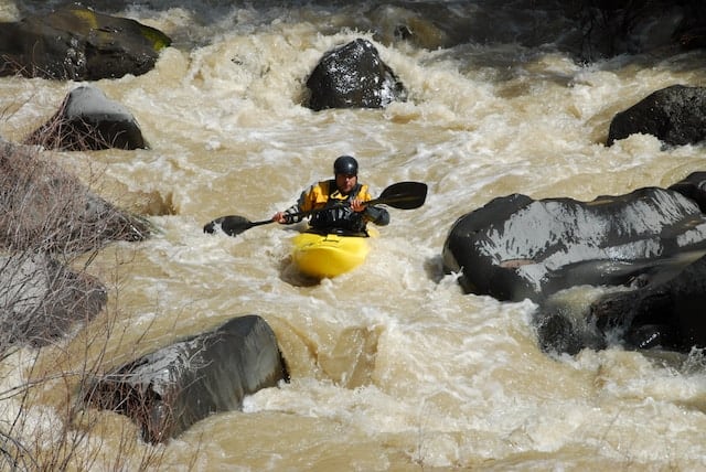 Kayak de aguas bravas: Aprende todo para practicar piragüismo en ríos