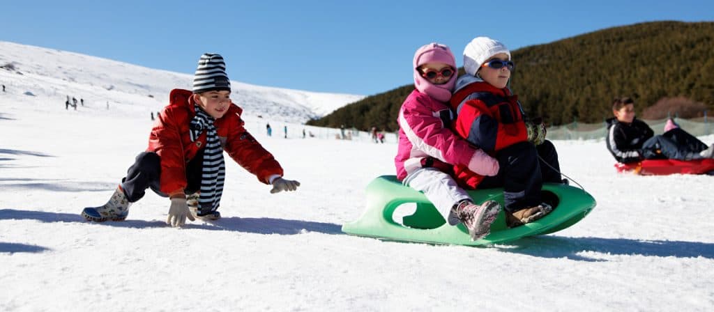 raquetas y trineos de nieve para niños