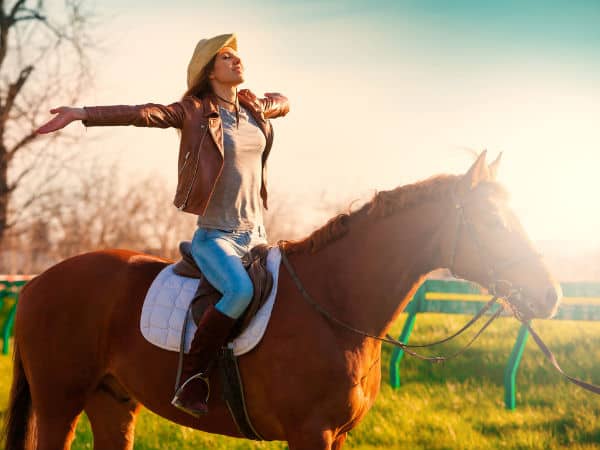 montar a caballo en la naturaleza
