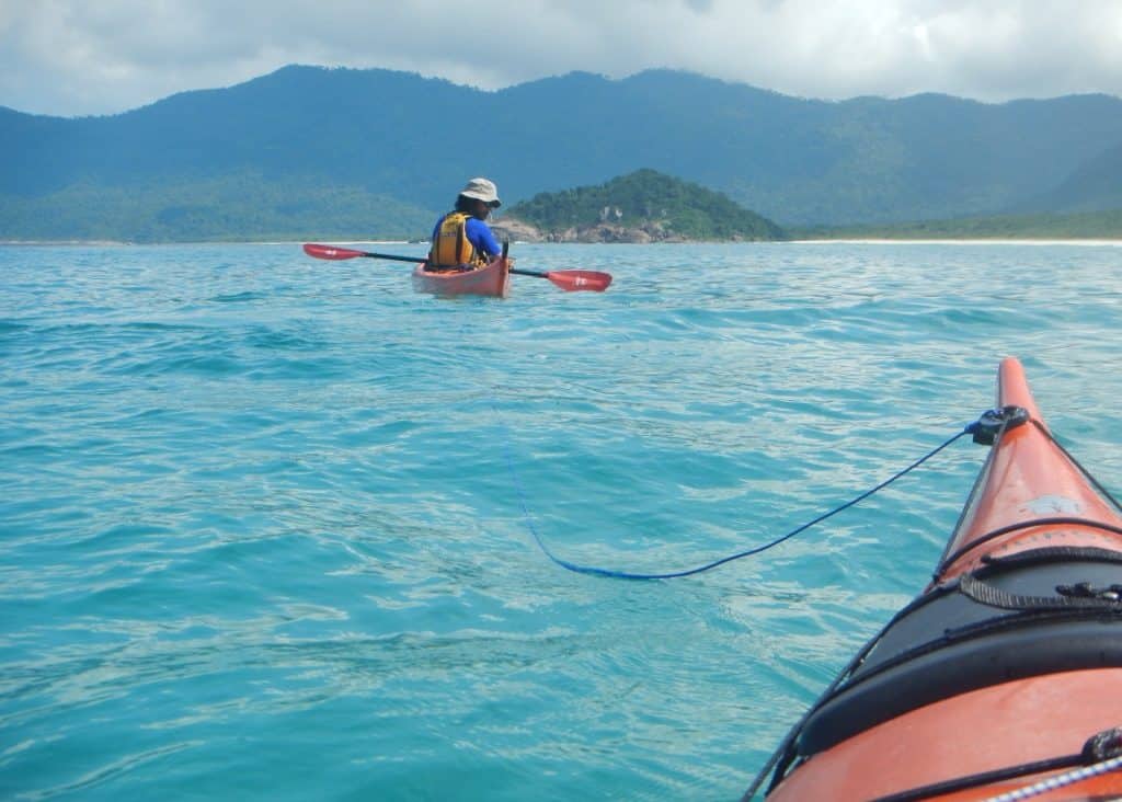 Cómo remolcar un kayak de mar