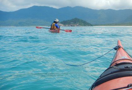 Cómo remolcar un kayak de mar