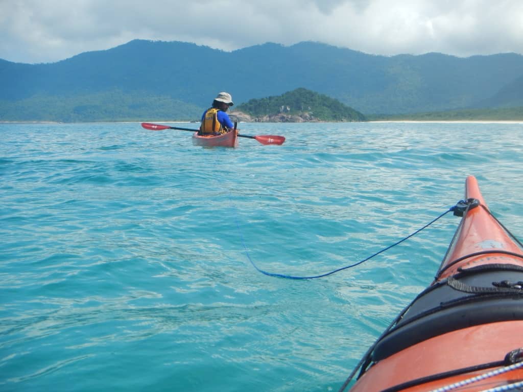 Cómo remolcar un kayak de mar