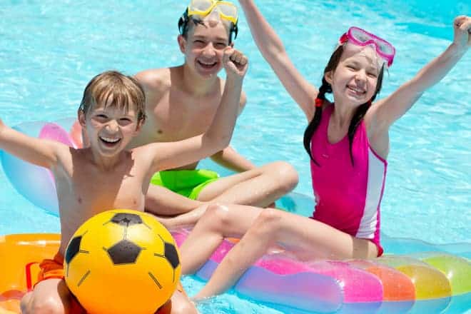 fiesta en la piscina