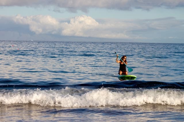 paddle surfing