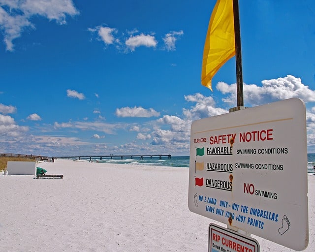 Bandera de precaucion en playa