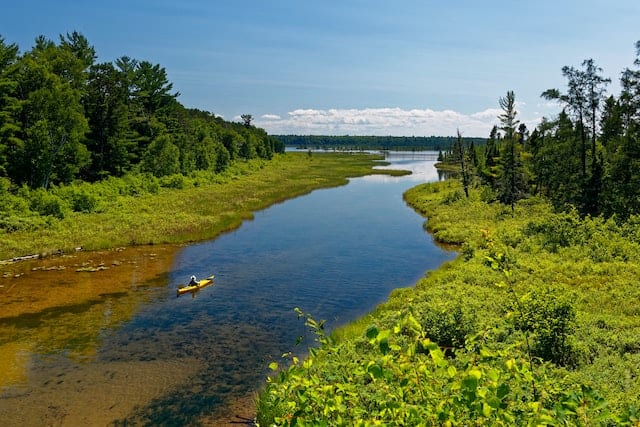 Cómo practicar kayak de manera sostenible y respetuosa con la naturaleza