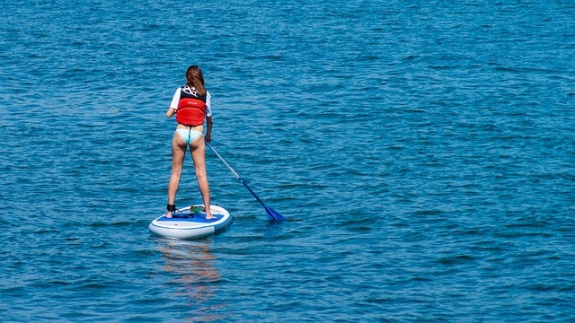 Mujer practicando paddle