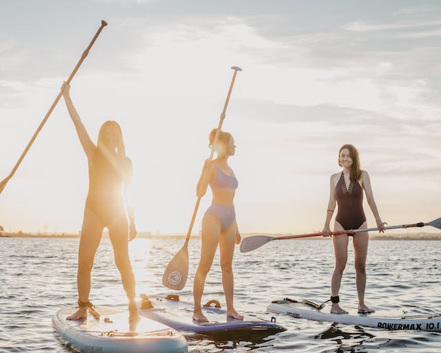 Mujeres practicando Paddle Surf